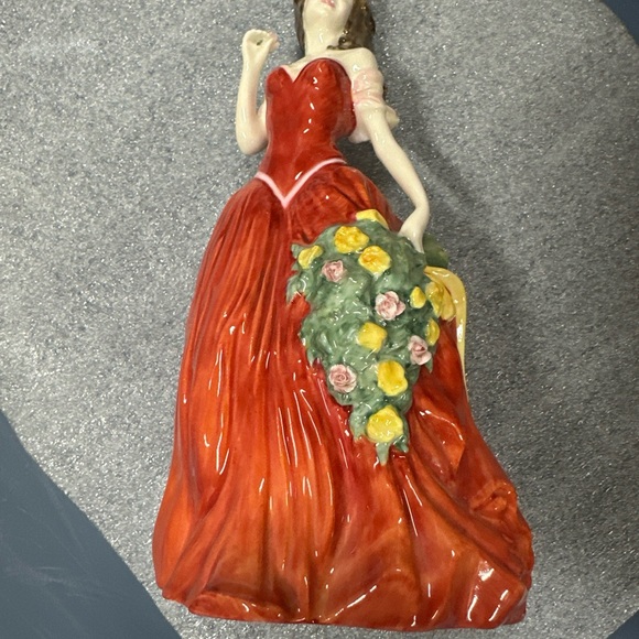 Royal Daulton “Winter” Fugurine - Picture 5 of 6